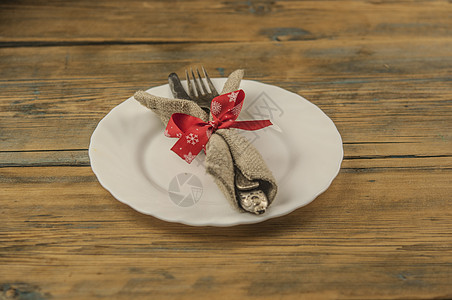 圣诞餐盘 圣诞节 木制背景上的白色空盘子和餐具 新年背景 复制空间 平躺 菜单 桌面设置图片