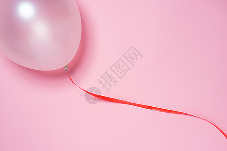 粉红背景孤立的节日丝带和白色气球 生日 红色的背景图片