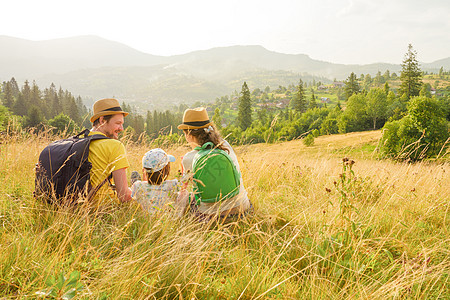 山地旅行家庭野餐 绿色出行 活跃的暑假生活方式旅行山区家庭度假 儿童徒步登山度假旅行家庭度假孩子和父母一起度过快乐时光图片