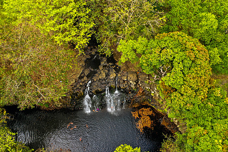 毛里求斯岛上的罗切斯特瀑布 毛里求斯热带岛屿丛林中的瀑布 岩石 宁静图片