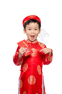 越南小男孩拿着红包过春节 这个词的意思是双喜临门 它是农历新年或 Tet 假期的礼物 红色隔离背景 男性 微笑图片