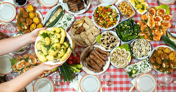 Banquet桌子上有许多不同的食物 并用盘子供应煮土豆 桌上摆着大量现成的菜盘 周五 切割 派对图片