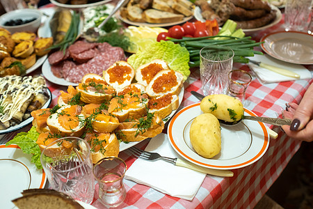 Banquet桌子上有许多不同的食物 并用盘子供应煮土豆 桌上摆着大量现成的菜盘 周五 奢华 水果图片