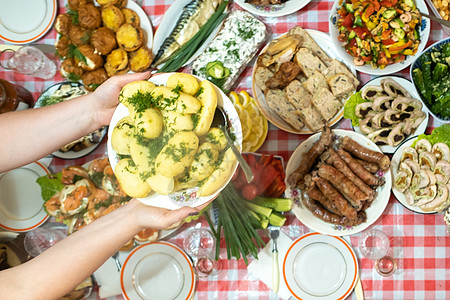 Banquet桌子上有许多不同的食物 并用盘子供应煮土豆 桌上摆着大量现成的菜盘 周五 热土豆 早餐图片