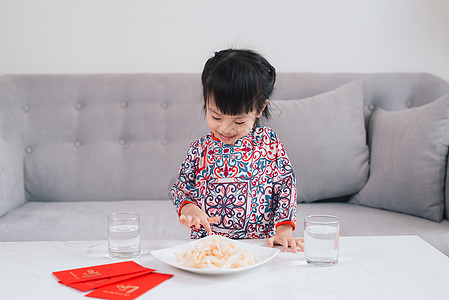 穿着青台传统服装的越南小女孩在家庆祝新年 希望 糖图片