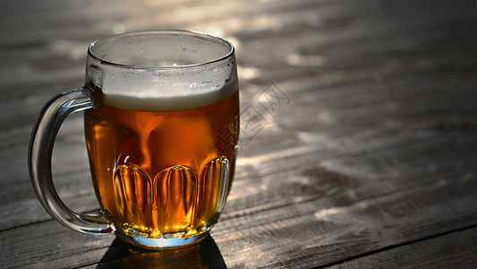 在露水杯中刷新新鲜啤酒 在木制桌底背景上纯洁而诚实的捷克优质啤酒 气泡 俱乐部图片