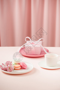 在粉红色窗帘旁 有咖啡或茶杯 丽西安图斯花朵 红毛桃和礼物的画面 春天 卡片图片