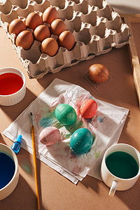 鸡蛋 彩绘 画笔 木制背景上的铅笔 彩蛋 为复活节 春季季节性假期做准备 装饰的 柔和的图片