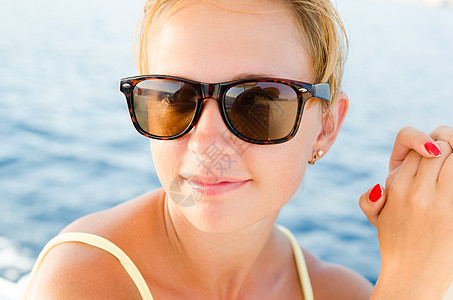 红女人游游游艇 户外 喜悦 巡航 船 海洋 美好的 夏天图片