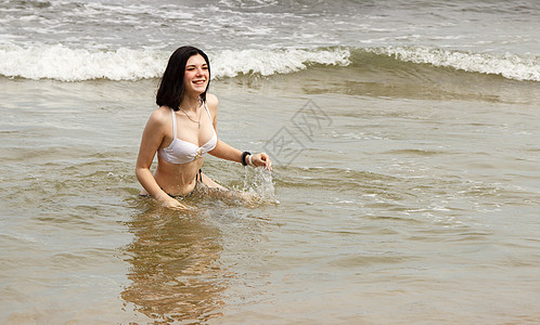 年轻女子在海中游泳 夏天 气候 海滩 自由 女性图片