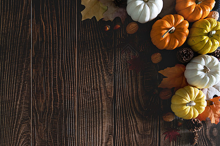 感恩节快乐 有南瓜和坚果在木桌上 派对 秋天图片