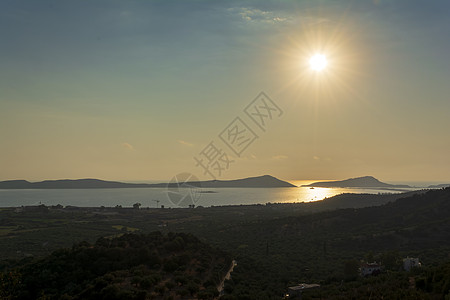 希腊日落时对希腊梅塞尼亚吉亚洛瓦海的全景 村庄 著名的图片