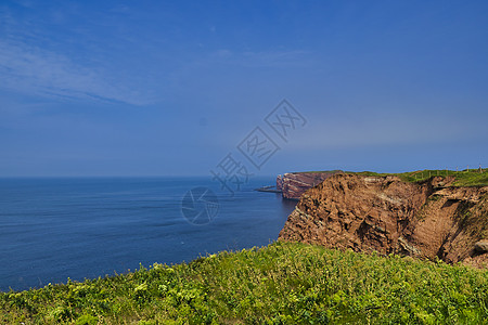 切至带有红岩的赫利哥兰海岸线 防波堤 夏天 天空图片