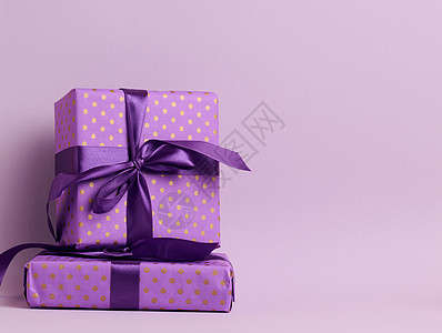 装在节日紫色纸上 绑着丝带的彩衣盒 生日礼物 惊喜图片