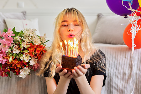 少女生日 生日小蛋糕点着蜡烛的女孩 房间图片