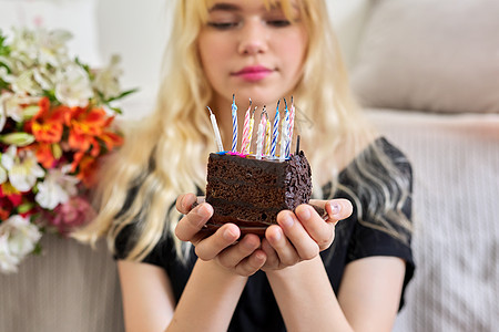 少女生日 生日小蛋糕的女孩 蜡烛熄灭图片