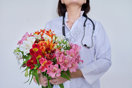 关闭女医生手中的花束 让女医生拿着 健康 护士节图片
