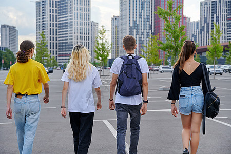 一起走的青少年群体 背面观 城市风格 现代城市背景图片