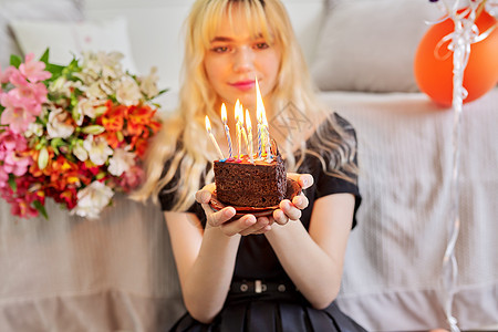 少女生日 生日小蛋糕点着蜡烛的女孩 吹 快乐的图片