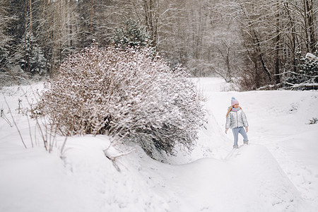 冬天穿银夹克的小女孩 冬天到外面去 雪 假期图片