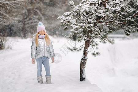 冬天穿银夹克的小女孩 冬天到外面去 假期 帽子图片