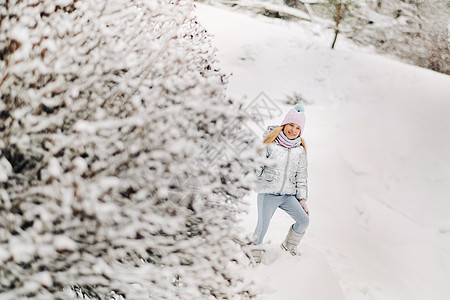 冬天穿银夹克的小女孩 冬天到外面去 假期 季节图片