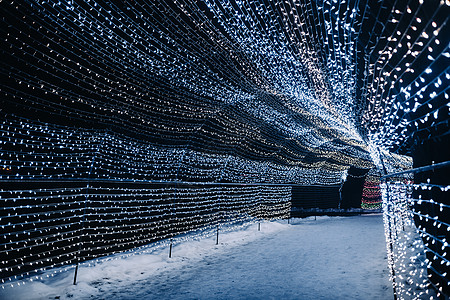 圣诞夜灯在街上城中装饰得漂亮极了 闪耀 晚上图片