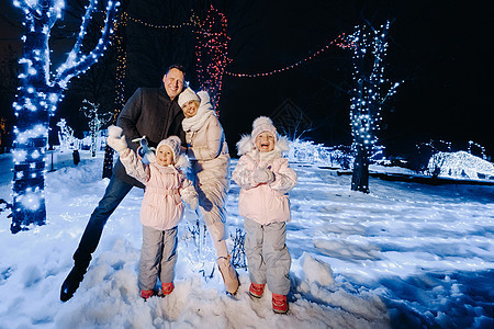 一个大家庭 晚上在圣诞节城市带孩子 夜间有夜光的夜晚 父亲 童年图片