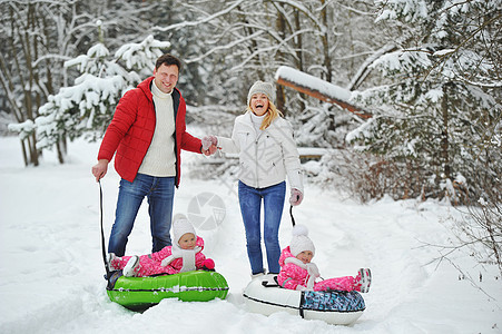 一个大家庭 冬季有子女散步的大家庭; 季节图片