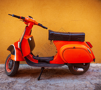 Vespa 有名的意大利摩托车停在街上图片