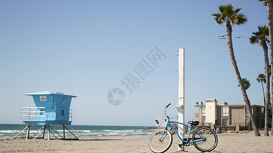 乘双轮巡洋骑自行车 由美国加利福尼亚州海岸海滨 夏季海岸 救生塔循环 浪潮 波浪图片