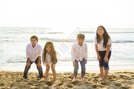 一群儿童在海边玩耍 笑声 图片