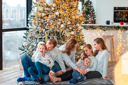 圣诞树附近幸福的一家人和现在的盒子 惊喜 可爱的图片