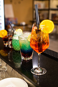 柜台上各种卷尾的成分 水果 派对 酸橙 冰 酒吧图片