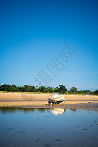 船停在海滩上 美丽的 海岸 海岸线 岛 低潮 朗德省图片