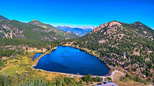 山中含松树和蓝天的湖泊图片