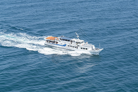 游艇沿海平线行驶 船运 海浪 夏天 遥远 运动 假期背景图片