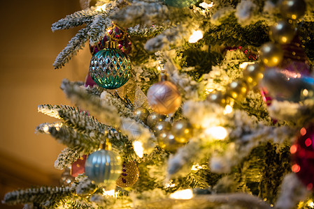 带有金色和绿色灯泡的圣诞树装饰品 关闭你 冬天 新年图片
