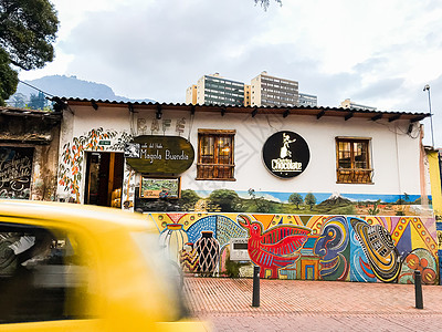 哥伦比亚波哥大咖啡馆街面 配有出租车和艺术壁画图片