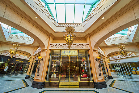 为Gucci和高端零售提供带有天窗的购物中心高清图片