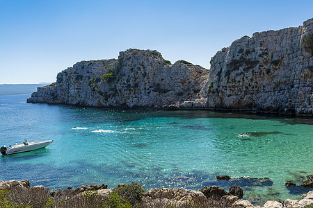 人们在普罗蒂岛的清蓝水域游泳 靠近马拉托波利 佩洛翁塞梅西尼亚 旅游 夏天图片