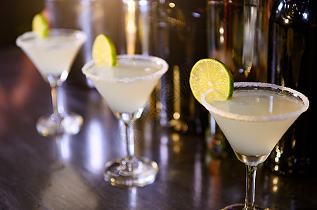 夜总会酒吧马提尼酒杯中柠檬水饮料的特写 在酒吧餐厅关闭酒精 食品和饮料的概念图片