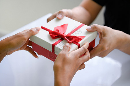 在圣诞节和新年节互相赠送礼品盒的手的特写 假期和活动 年终派对约会时的惊喜礼盒 人们的生活方式和对象概念 爱 礼物图片
