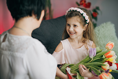 小女儿在母亲节祝贺她年迈的母亲 一个小女孩拥抱她的妈妈 母亲节快乐图片