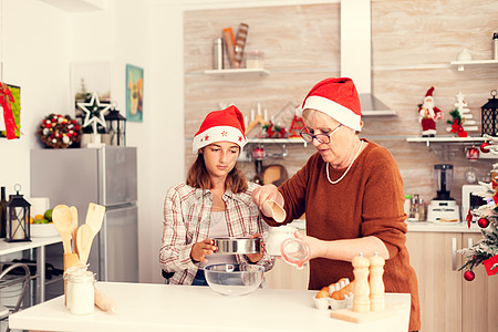 圣诞节日的妮西和奶奶一起做饼干 爱 闲暇 烘焙厨房图片