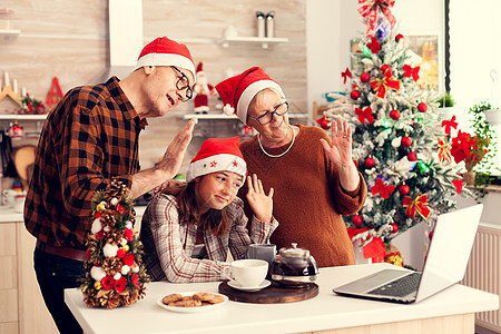 祖父母庆祝圣诞节 外甥女在家用网络摄像头挥手与亲戚交谈 会议图片