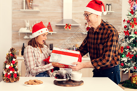 带着红弓的圣诞礼物盒的喜悦快乐的外甥女 吃饱了图片