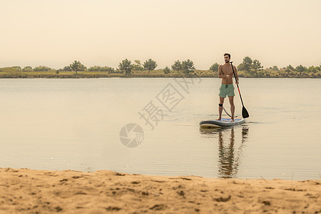 人起身踏板 游客 桨板 波纹 乐趣 水 木板 冲浪板 自然图片