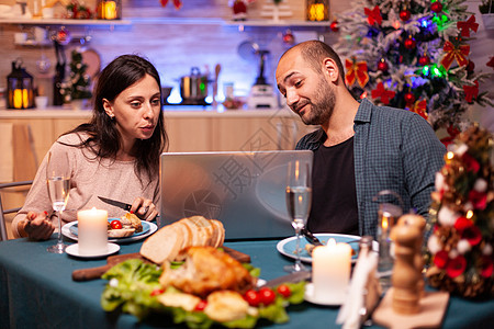 一家人吃着美味的晚餐 坐在餐桌旁吃饭图片