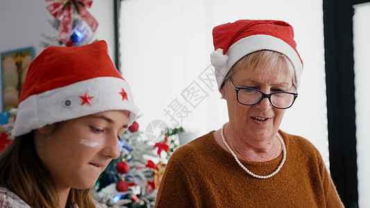外婆的肖像 外孙女戴着圣诞老人帽子图片